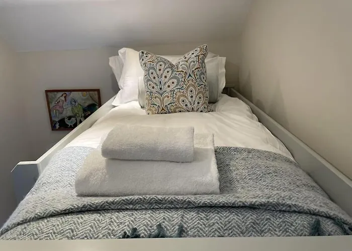 Holly Cottage, 2, Northbrook Park, Farnham-Up To 6 Adults