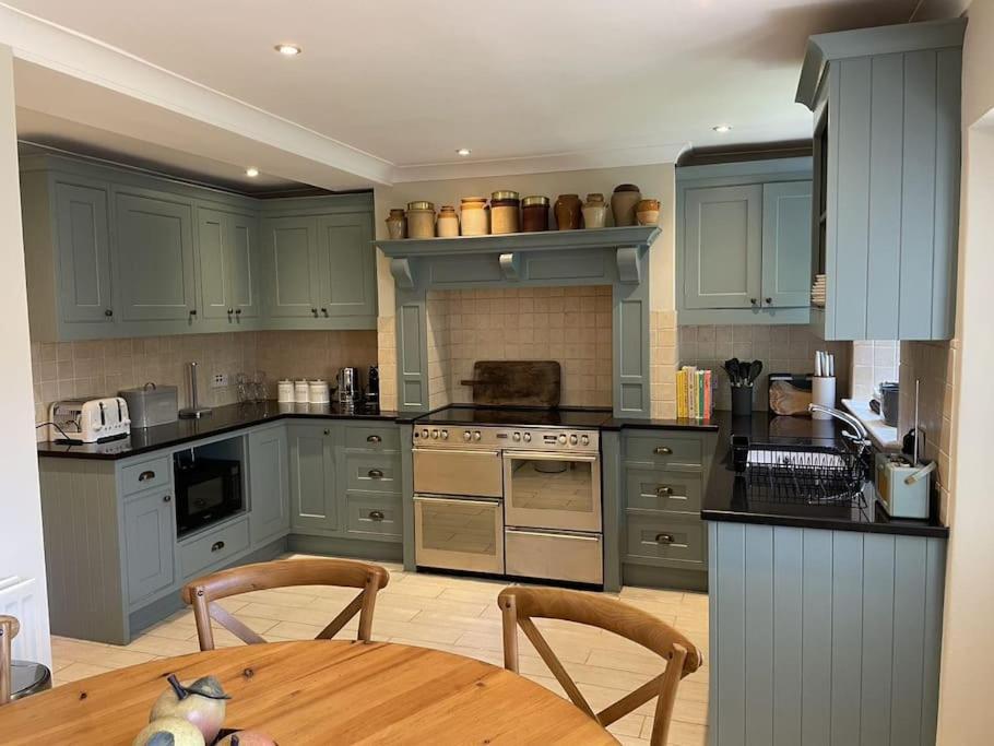 Holly Cottage, 2, Northbrook Park, Farnham-up To 6 Adults *