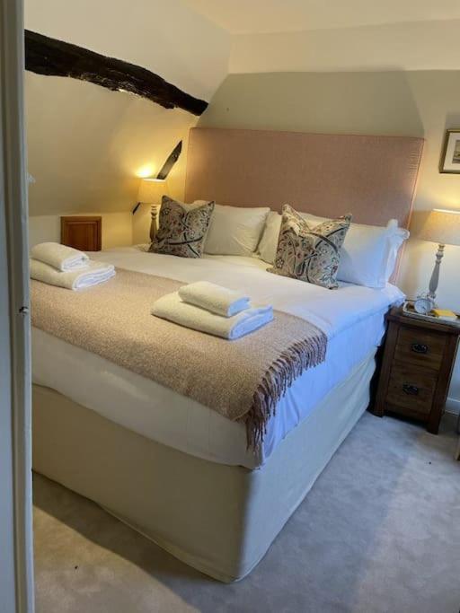 Holly Cottage, 2, Northbrook Park, Farnham-up To 6 Adults