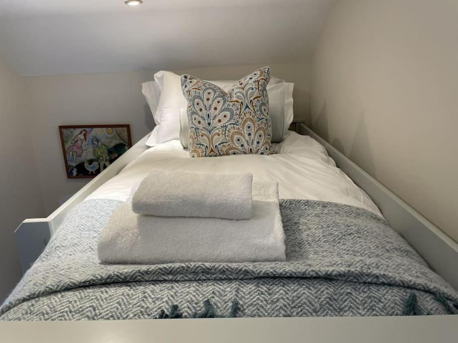 Holly Cottage, 2, Northbrook Park, Farnham-up To 6 Adults Holiday home *