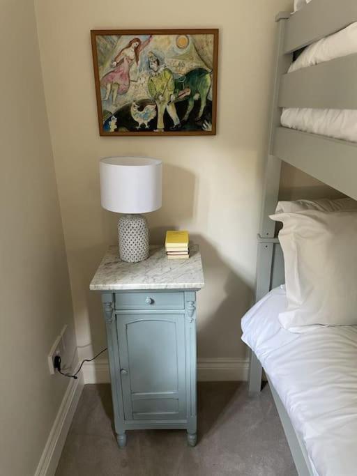 Holly Cottage, 2, Northbrook Park, Farnham-up To 6 Adults