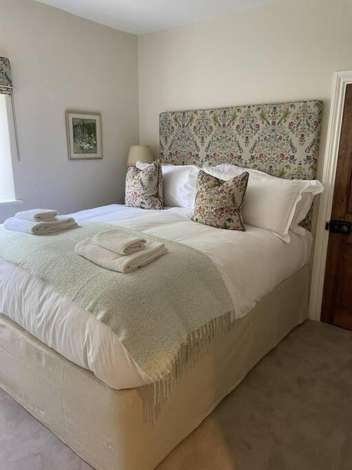 Holiday home Holly Cottage, 2, Northbrook Park, Farnham-up To 6 Adults