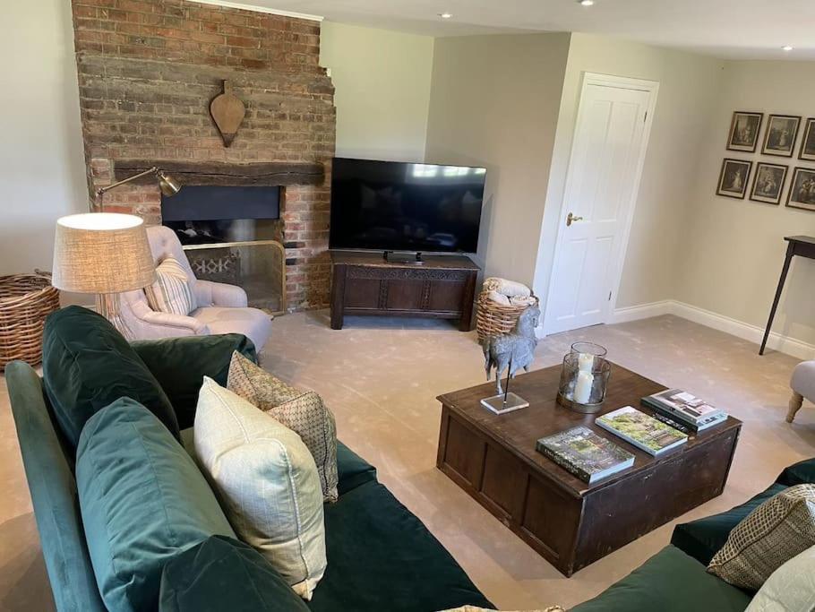 Holiday home Holly Cottage, 2, Northbrook Park, Farnham-up To 6 Adults *