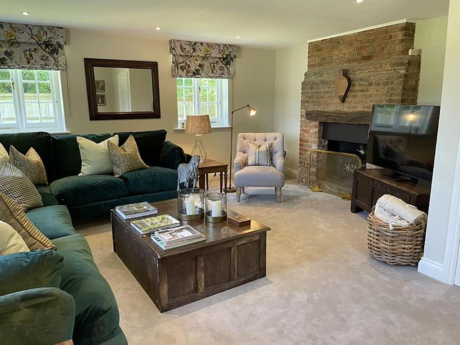 Holiday home Holly Cottage, 2, Northbrook Park, Farnham-up To 6 Adults
